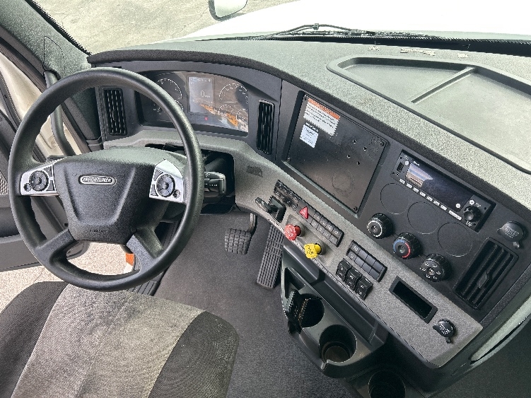 Used 2022 Freightliner Cascadia - photo 13