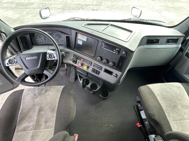 Used 2022 Freightliner Cascadia - photo 14