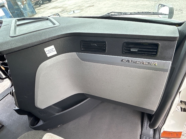 Used 2022 Freightliner Cascadia - photo 16