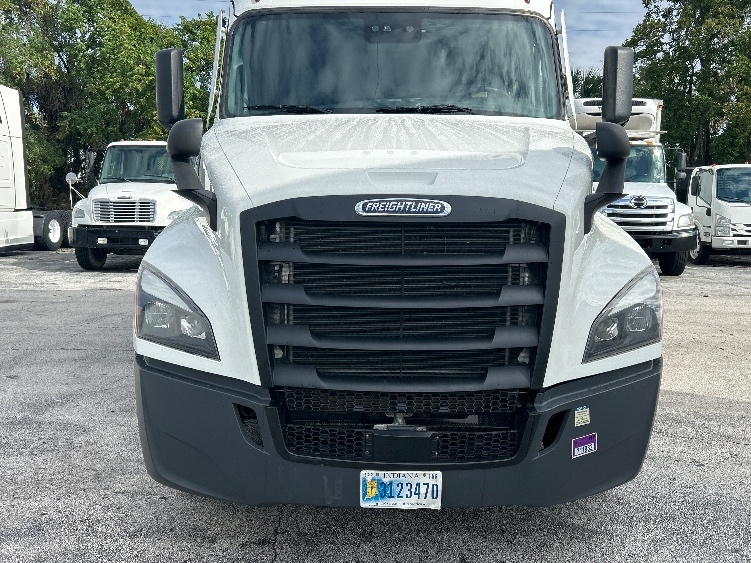 Used 2022 Freightliner Cascadia - photo 2
