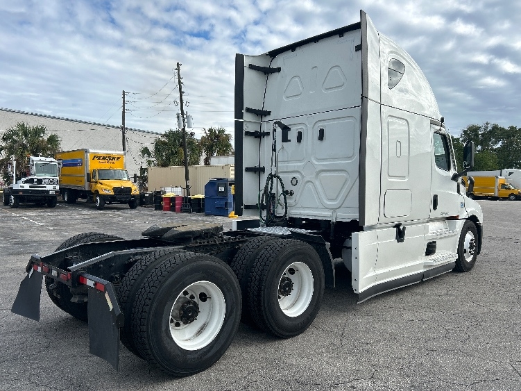 Used 2022 Freightliner Cascadia - photo 9