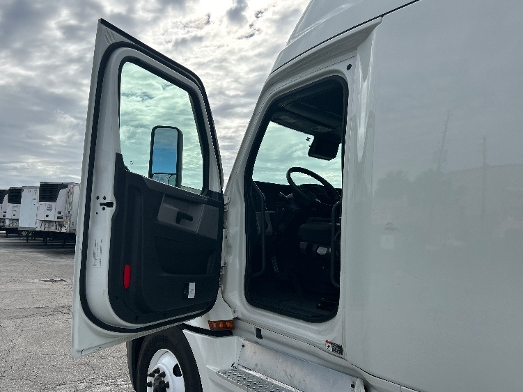 Used 2022 Freightliner Cascadia - photo 11