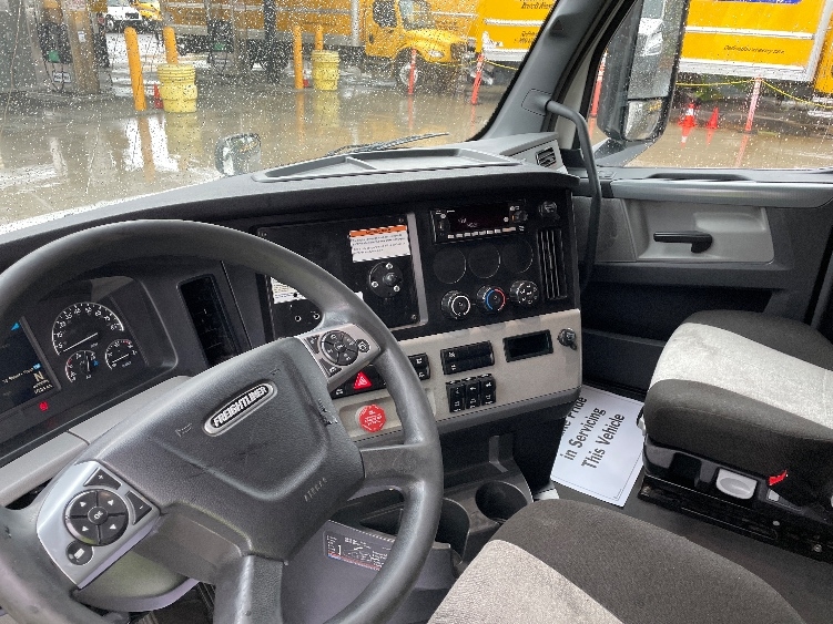 Used 2022 Freightliner Cascadia - photo 14