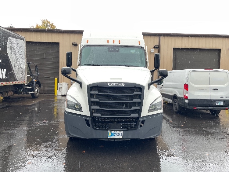 Used 2022 Freightliner Cascadia - photo 2