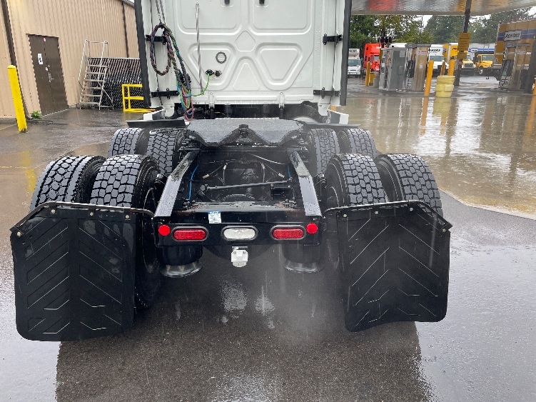 Used 2022 Freightliner Cascadia - photo 8