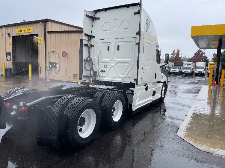 Used 2022 Freightliner Cascadia - photo 9