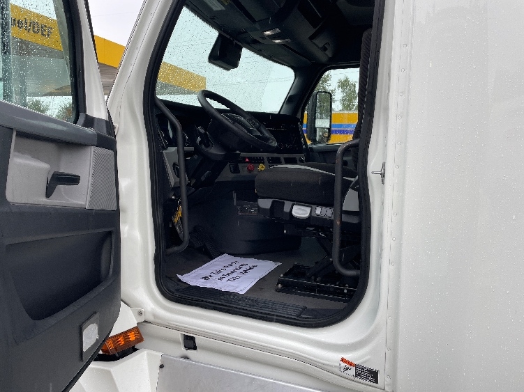Used 2022 Freightliner Cascadia - photo 11
