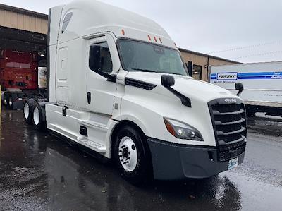 Used 2022 Freightliner Cascadia Detroit DD15AT Semi Truck with Sleeper Cab for sale #385490 - photo 1