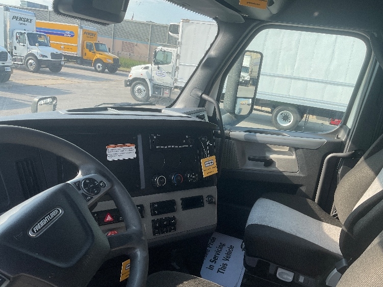 Used 2022 Freightliner Cascadia - photo 12