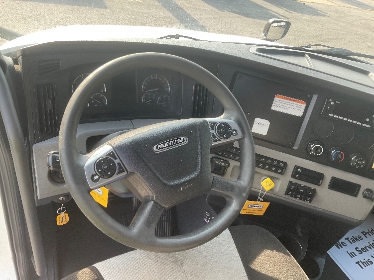 Used 2022 Freightliner Cascadia - photo 13