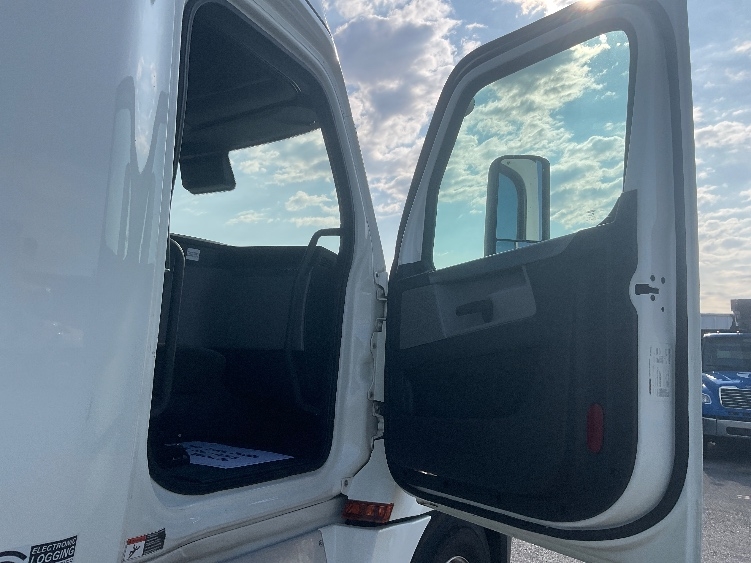 Used 2022 Freightliner Cascadia - photo 15
