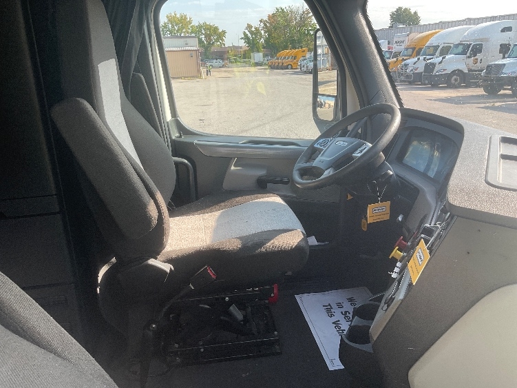 Used 2022 Freightliner Cascadia - photo 17