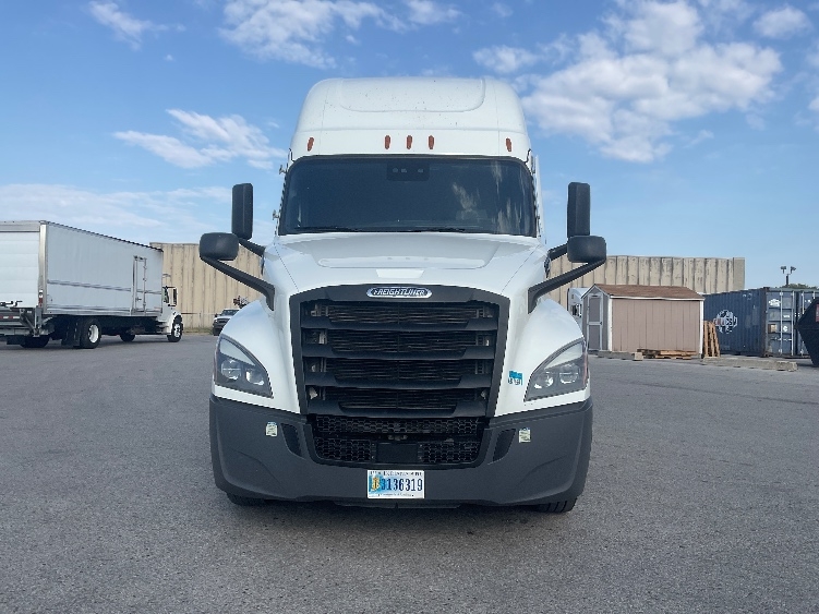 Used 2022 Freightliner Cascadia - photo 2