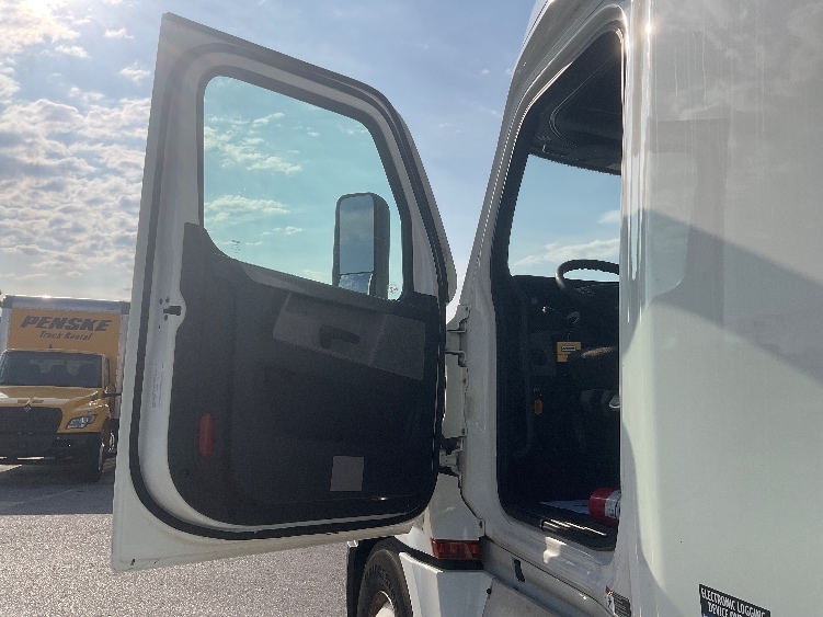Used 2022 Freightliner Cascadia - photo 11