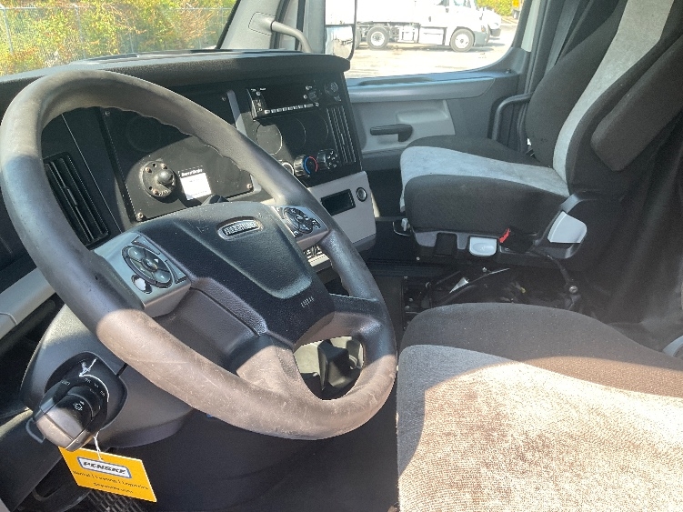 Used 2022 Freightliner Cascadia - photo 12