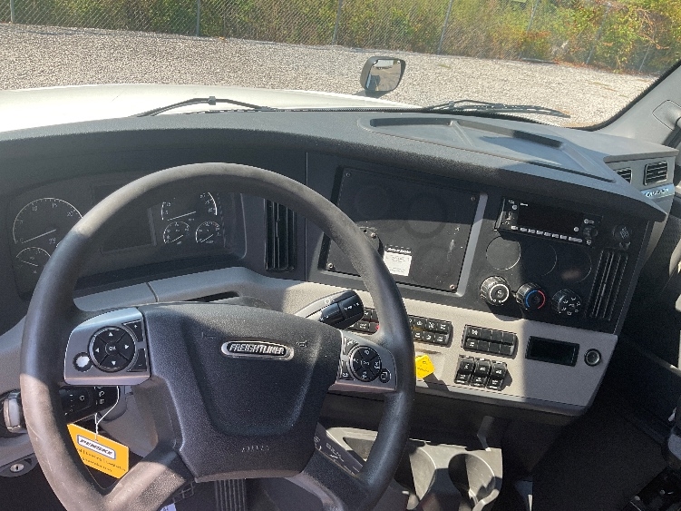 Used 2022 Freightliner Cascadia - photo 13