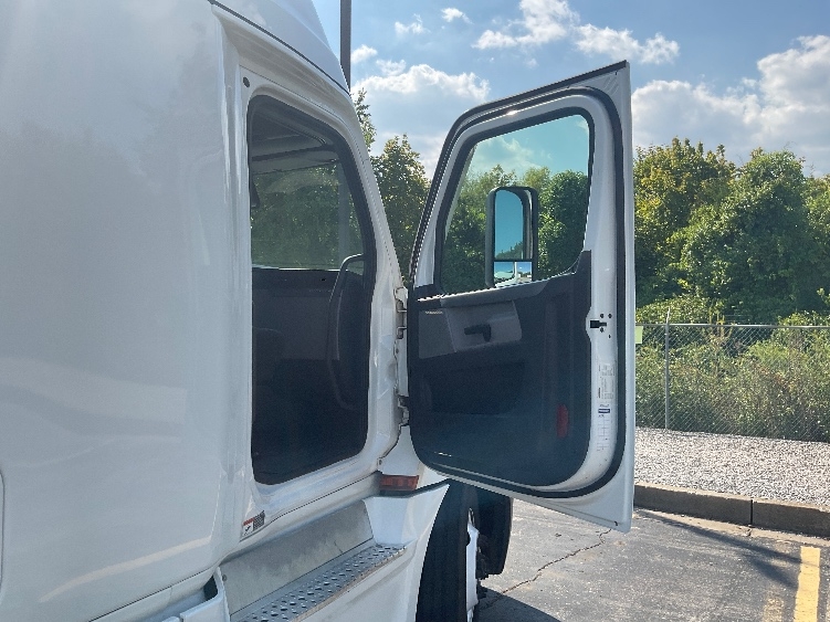 Used 2022 Freightliner Cascadia - photo 15