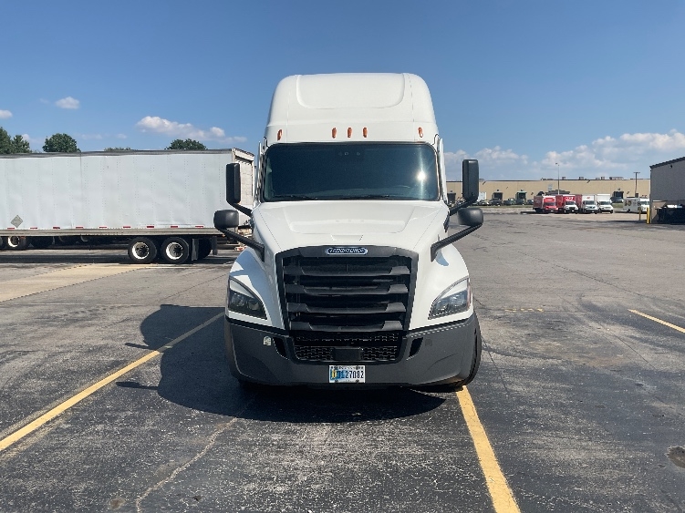 Used 2022 Freightliner Cascadia - photo 2