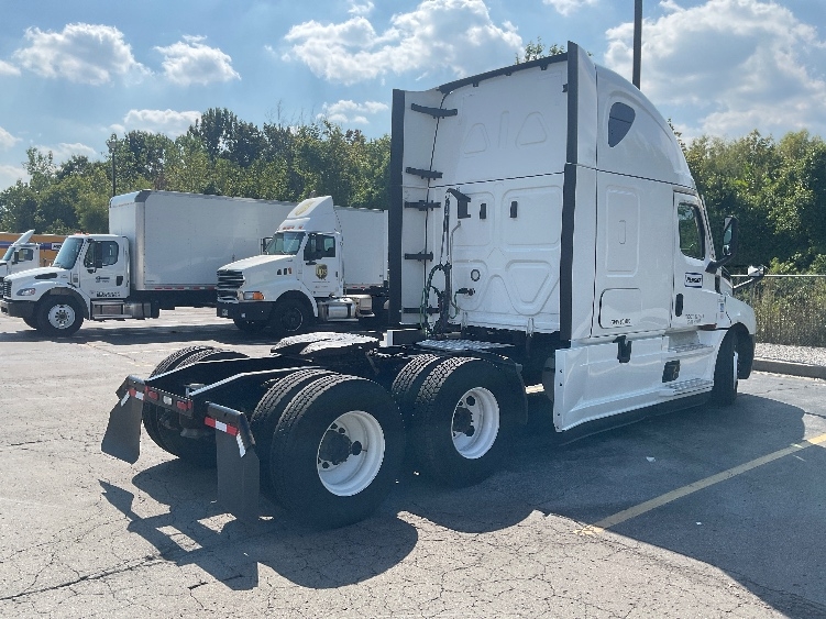 Used 2022 Freightliner Cascadia - photo 9
