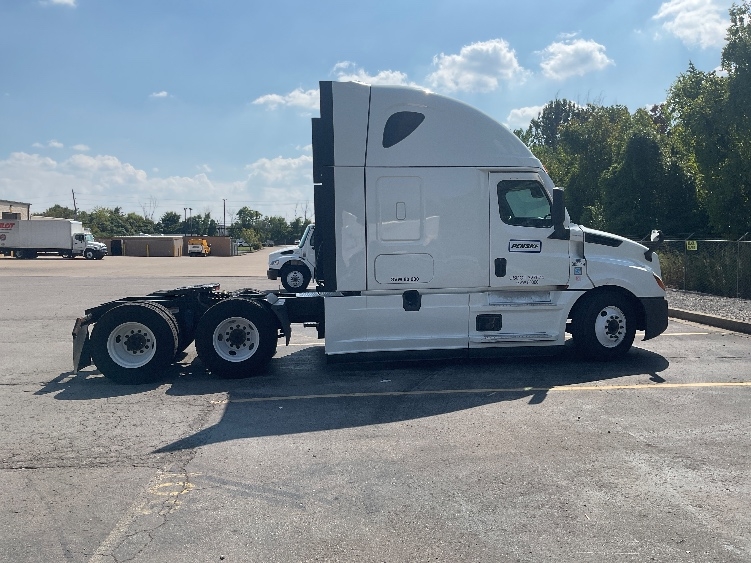 Used 2022 Freightliner Cascadia - photo 10