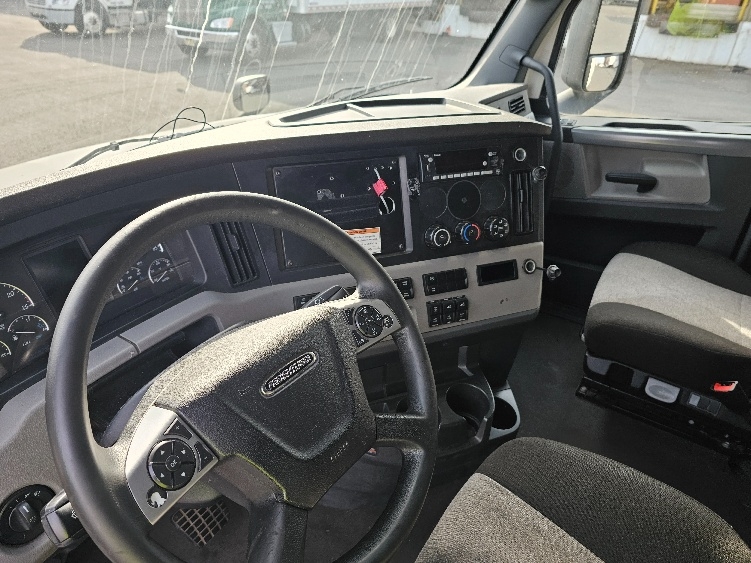 Used 2022 Freightliner Cascadia - photo 12