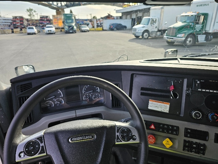 Used 2022 Freightliner Cascadia - photo 13