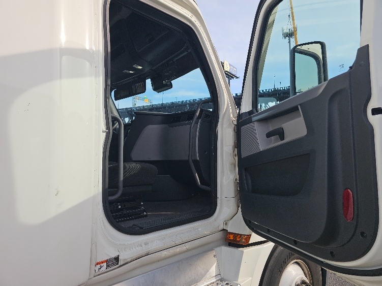 Used 2022 Freightliner Cascadia - photo 15