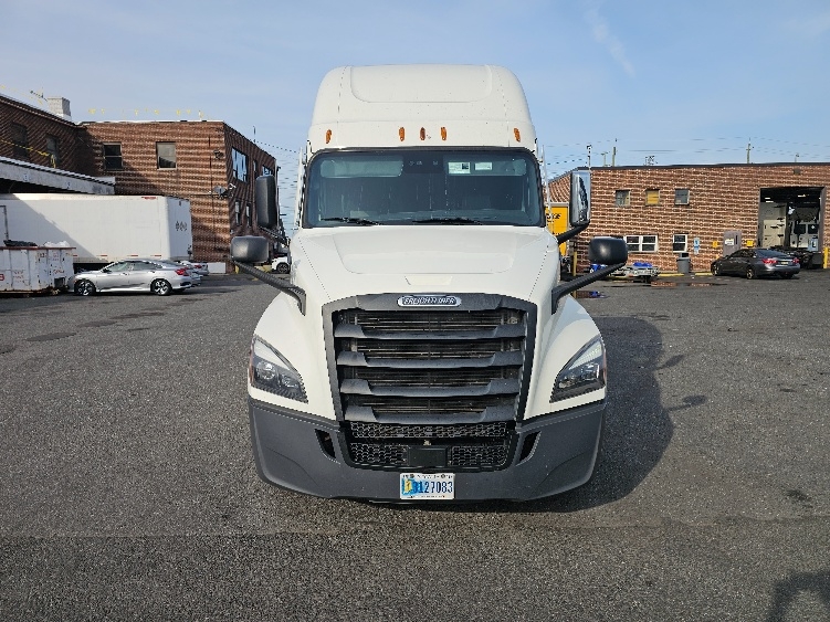 Used 2022 Freightliner Cascadia - photo 2