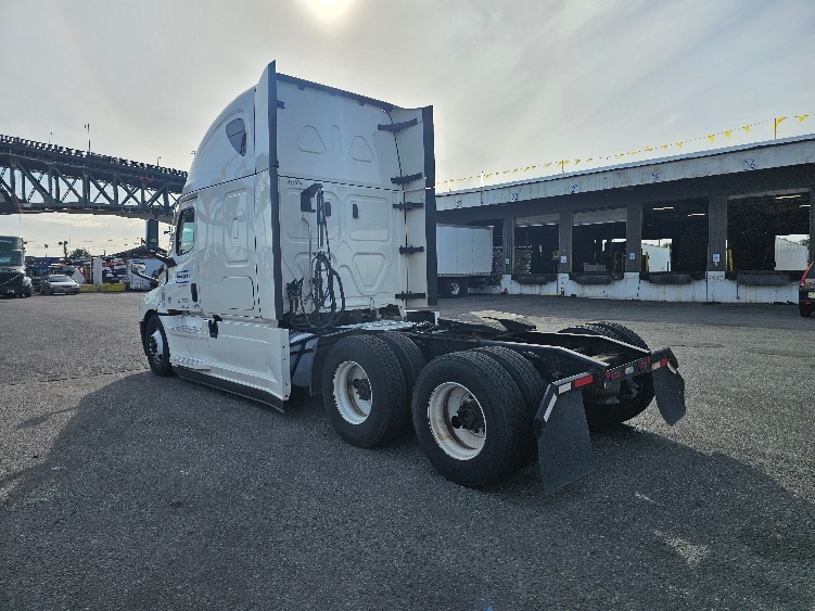 Used 2022 Freightliner Cascadia - photo 7