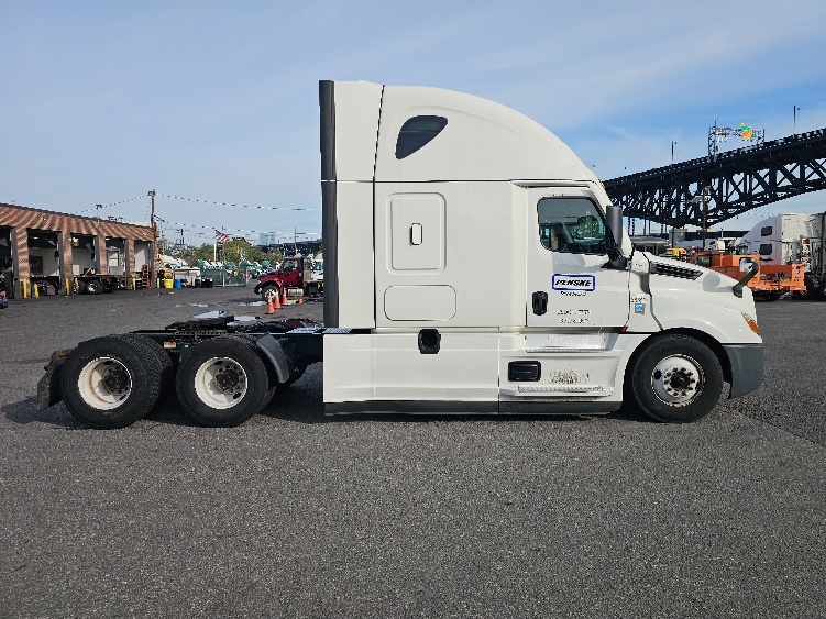 Used 2022 Freightliner Cascadia - photo 10