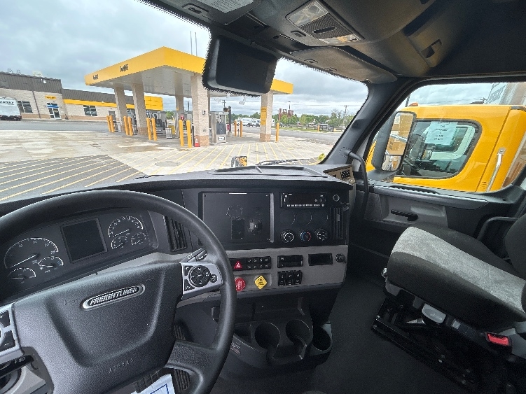 Used 2022 Freightliner Cascadia - photo 12