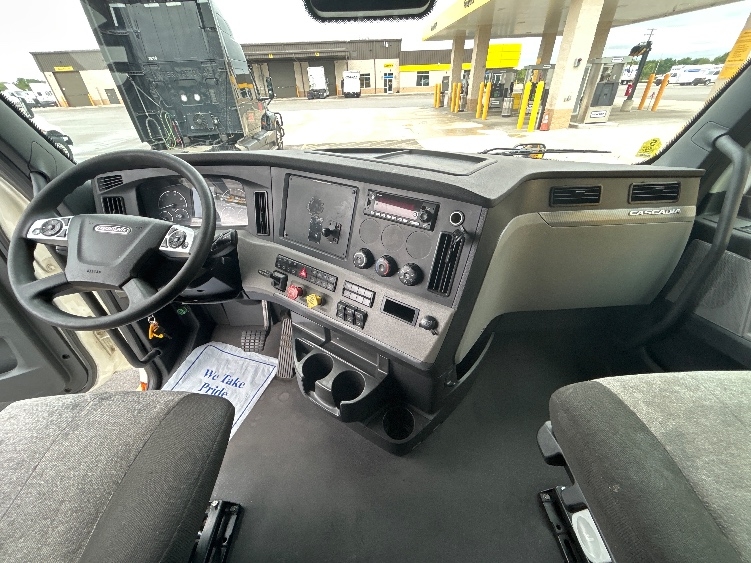 Used 2022 Freightliner Cascadia - photo 14