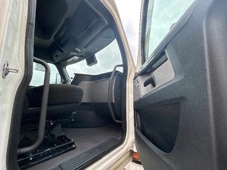 Used 2022 Freightliner Cascadia - photo 15