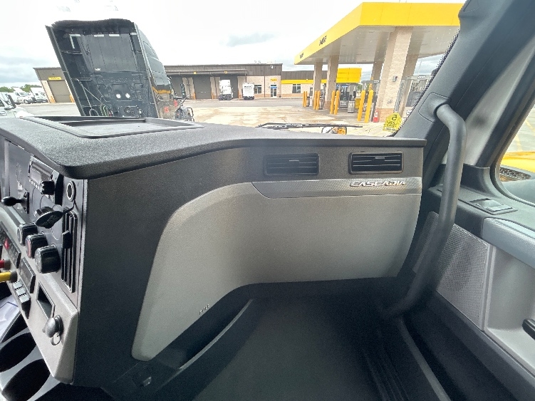 Used 2022 Freightliner Cascadia - photo 16