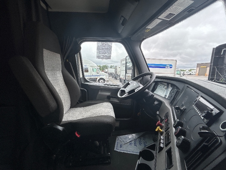 Used 2022 Freightliner Cascadia - photo 17