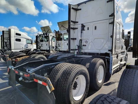 Used 2022 Freightliner Cascadia - photo 9