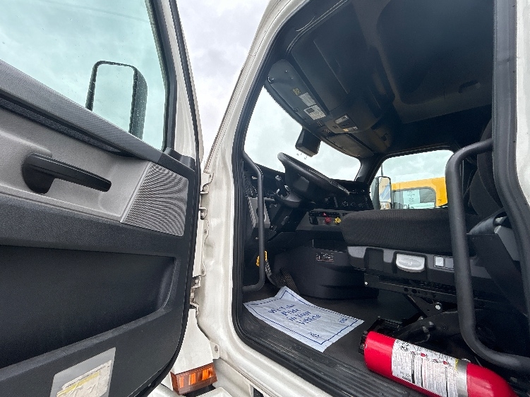 Used 2022 Freightliner Cascadia - photo 11