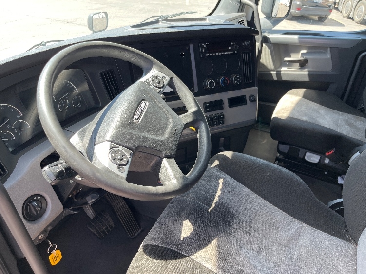 Used 2022 Freightliner Cascadia - photo 12