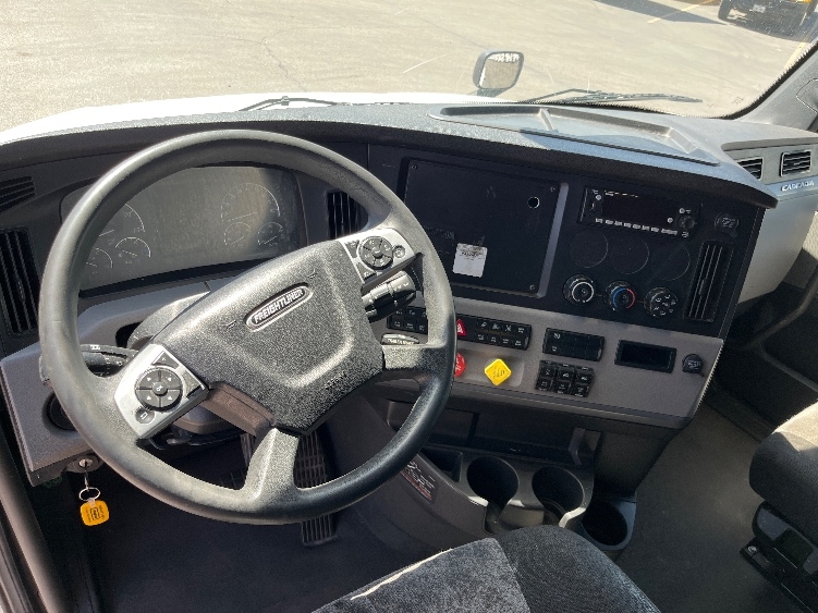 Used 2022 Freightliner Cascadia - photo 13