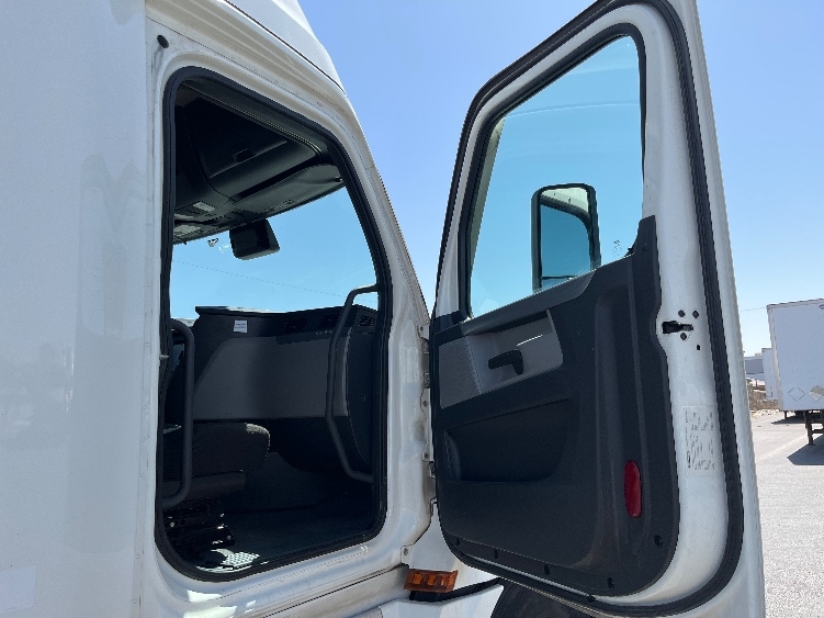 Used 2022 Freightliner Cascadia - photo 15