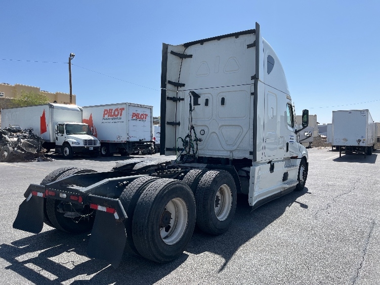 Used 2022 Freightliner Cascadia - photo 9