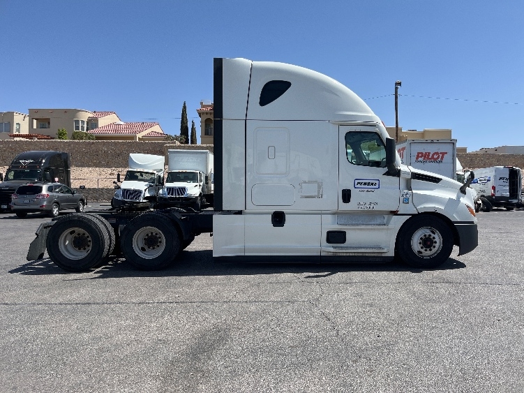 Used 2022 Freightliner Cascadia - photo 10