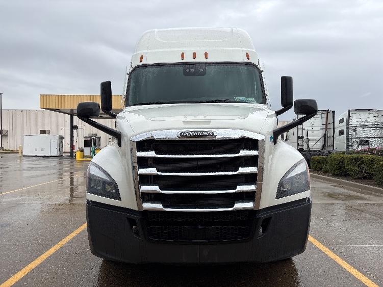 Used 2021 Freightliner Cascadia - photo 2