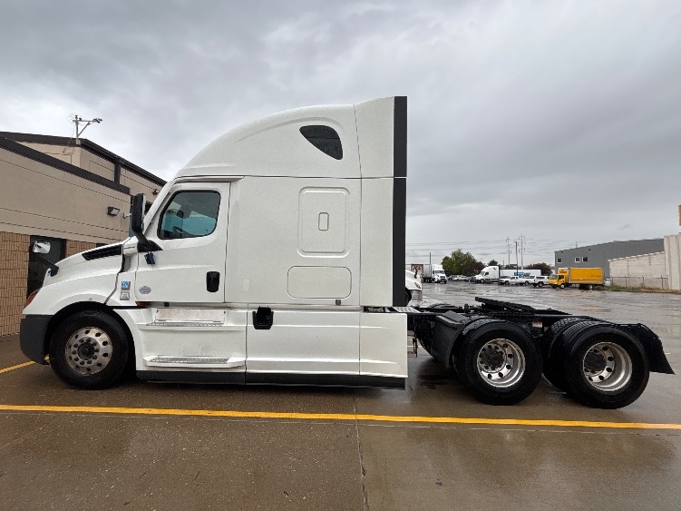 Used 2021 Freightliner Cascadia - photo 6