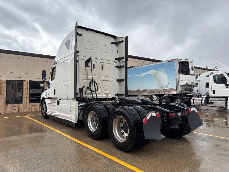 Used 2021 Freightliner Cascadia - photo 7