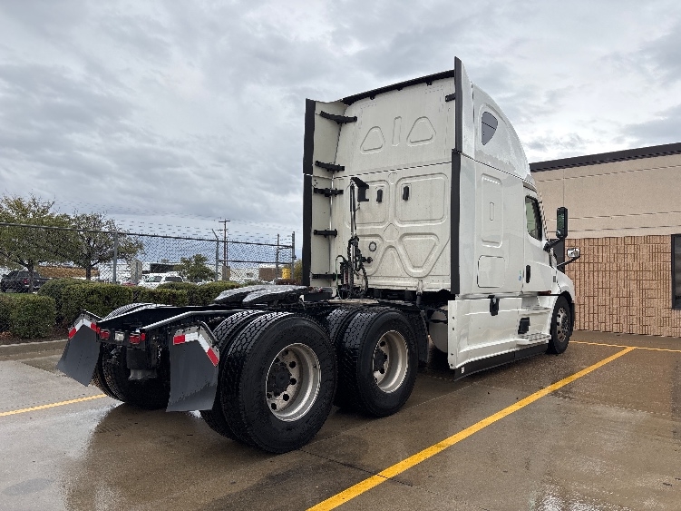 Used 2021 Freightliner Cascadia - photo 9