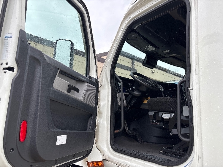 Used 2021 Freightliner Cascadia - photo 11