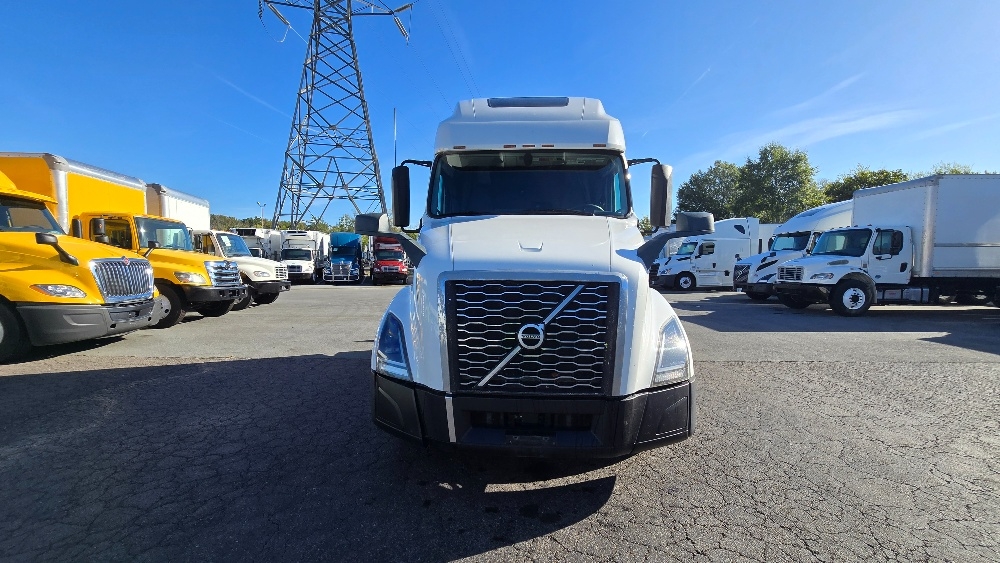 Used 2022 Volvo VNL - photo 2