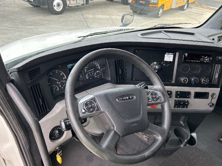 Used 2021 Freightliner Cascadia - photo 12