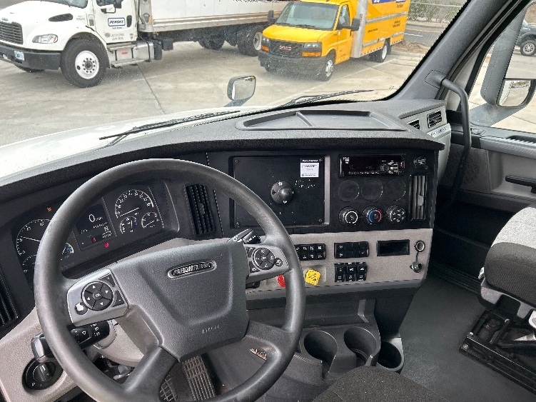 Used 2021 Freightliner Cascadia - photo 13